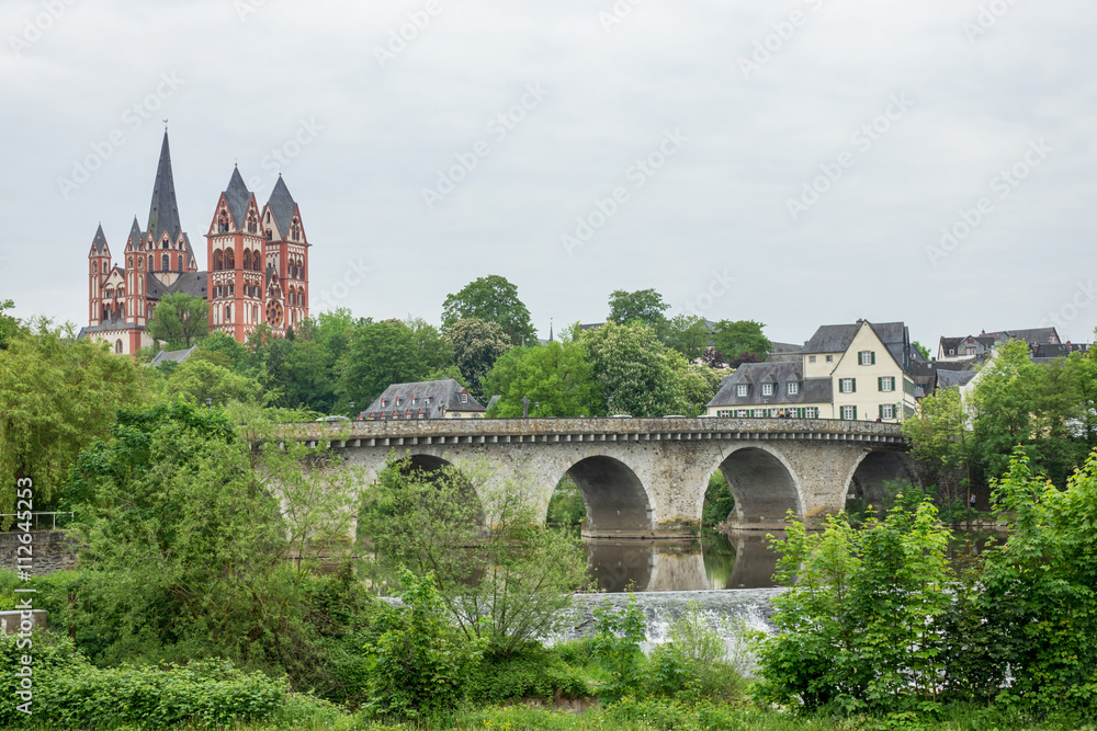 Limburger Dom in Limburg an der Lahn mit alter Lahnbrücke