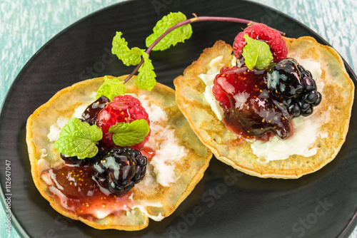 Cornmeal cakes with berry fig chutney.