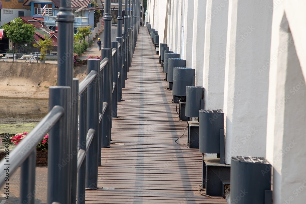 Fototapeta premium Ratsadaphisek Bridge is The oldest concrete bridge in Lampang. thailand 