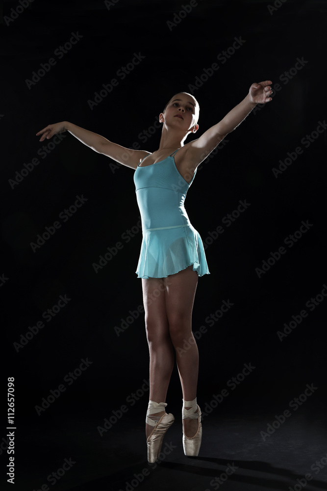 jeune fille 11 ans en tenue de danse classique et pointes 