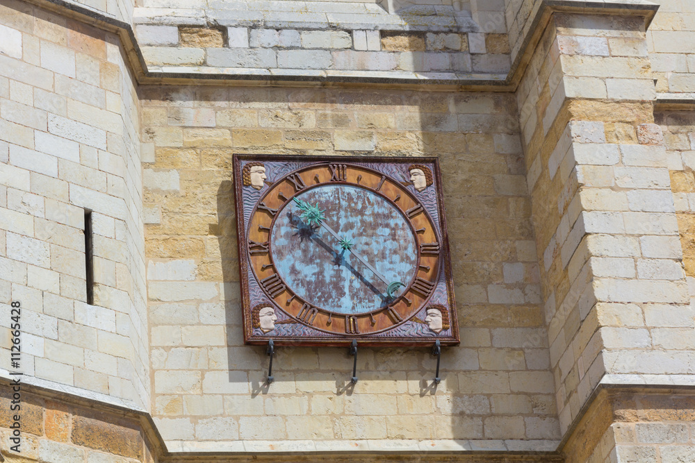 Obraz premium old clock on the wall aviles, Spain