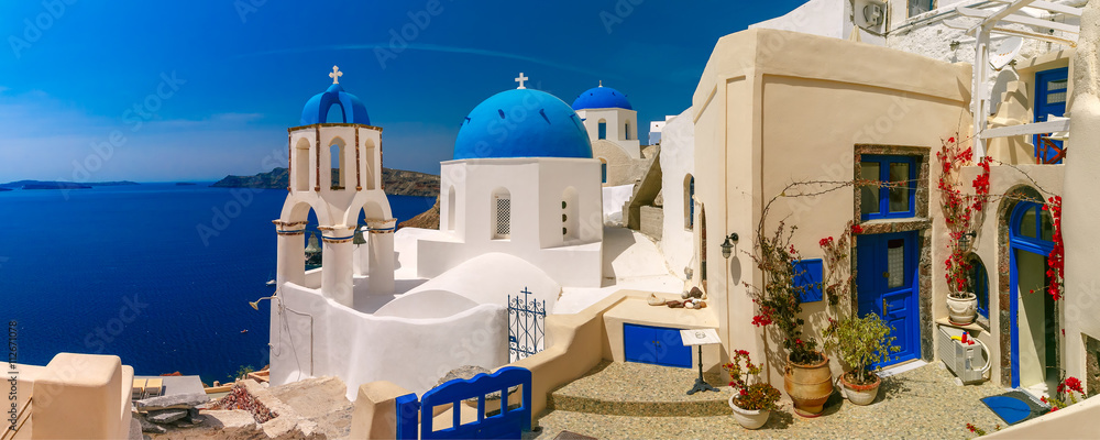 Εκτύπωση καμβά Picturesque view of white houses and church with blue domes in Oia or Ia, island