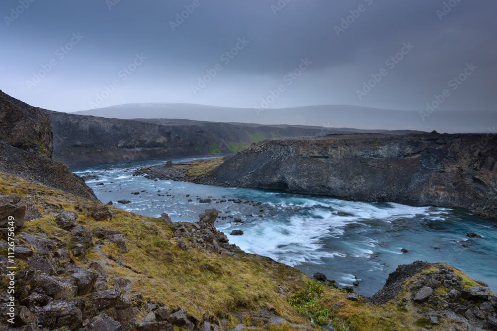 Godafoss é uma das maiores cascatas da Islandia. Godafoss é uma das maiores cascatas da Islandia.