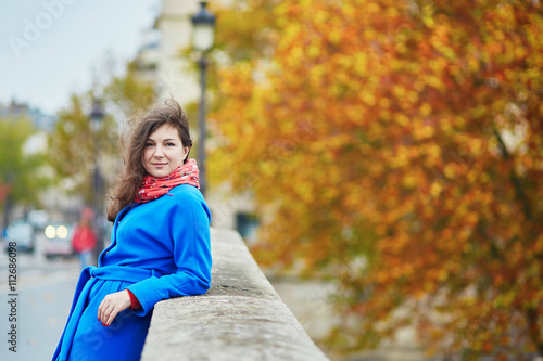 Fototapeta Naklejka Na Ścianę i Meble -  Beautiful young tourist in Paris on a fall day