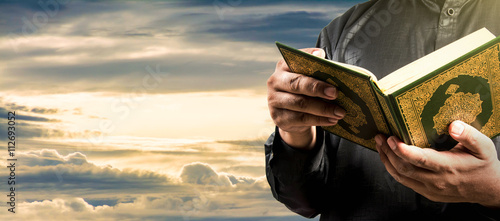 Quadro su tela Muslim Man holding the Koran