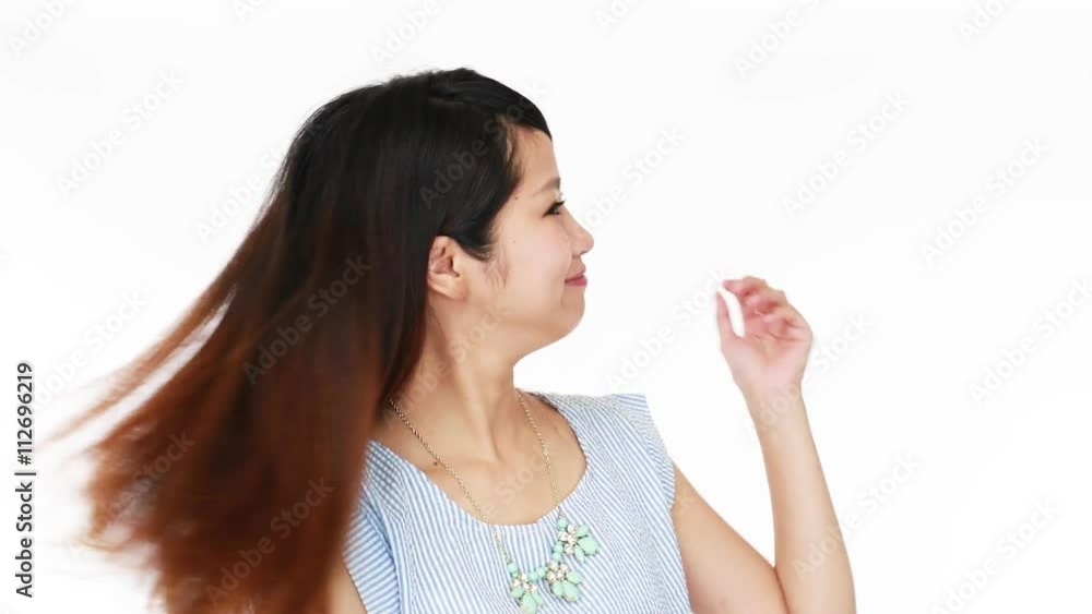 髪を整える女性 髪を整える女性