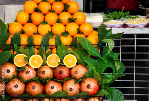 Fototapeta Naklejka Na Ścianę i Meble -  Oranges and pomegranates in Istanbul