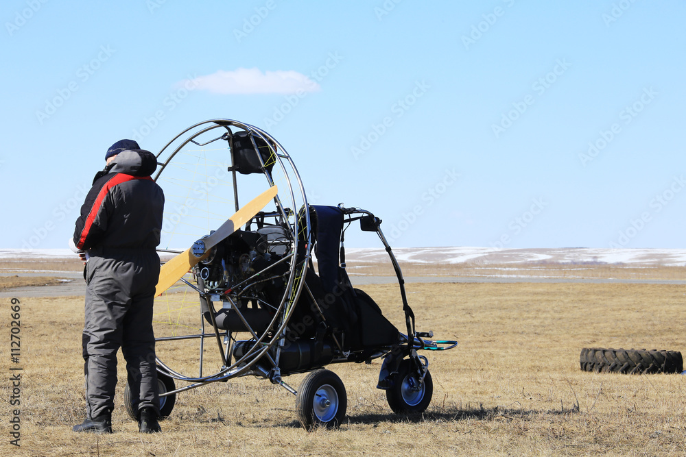 Obraz premium Motor hang glider on ground