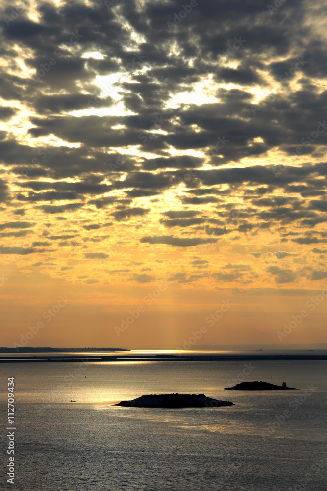 Naklejka premium cirrus clouds at sunset over the river