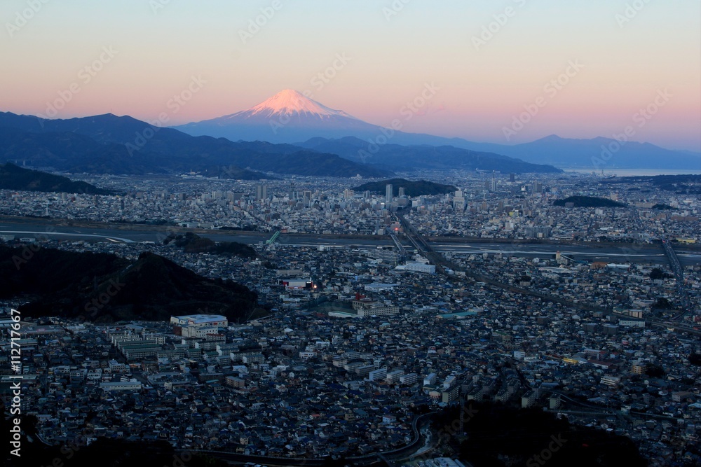 静岡市の街並みと富士山