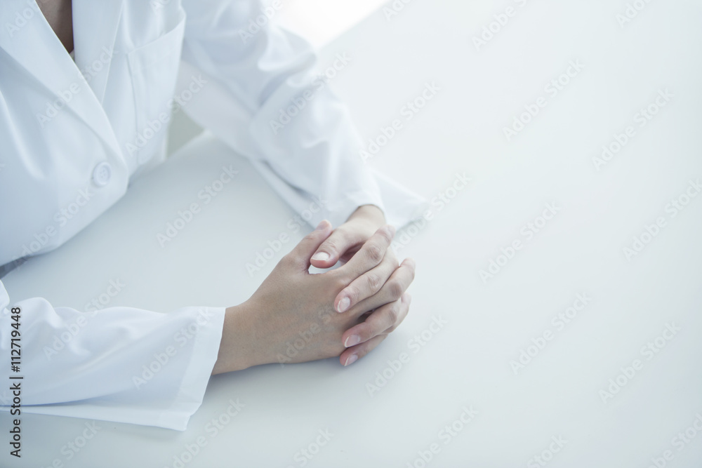 女性医師の手元 女性医師の手元