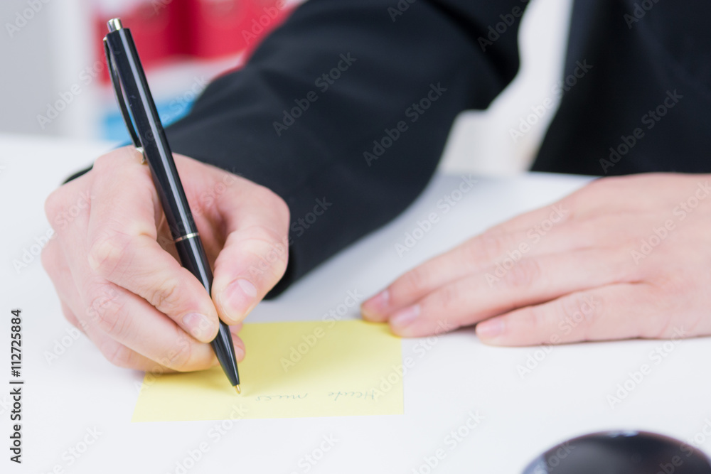 mitarbeiter macht sich notizen mitarbeiter macht sich notizen