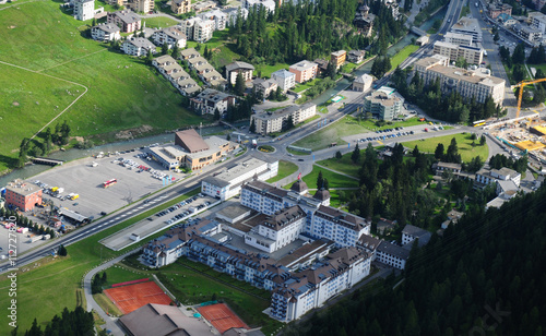 Luftaufnahme vom Luxushotel Kempinski des Baigns in St. Moritz