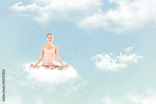 Femme méditant sur un nuage: posture de yoga du lotus - Padmasana
