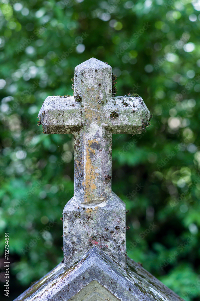 Kreuz aus Stein auf einem Friedhof - obrazy, fototapety, plakaty 