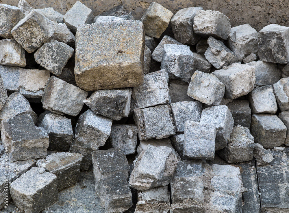 Auf einer Baustelle liegen Pflastersteine umher Auf einer Baustelle liegen Pflastersteine umher