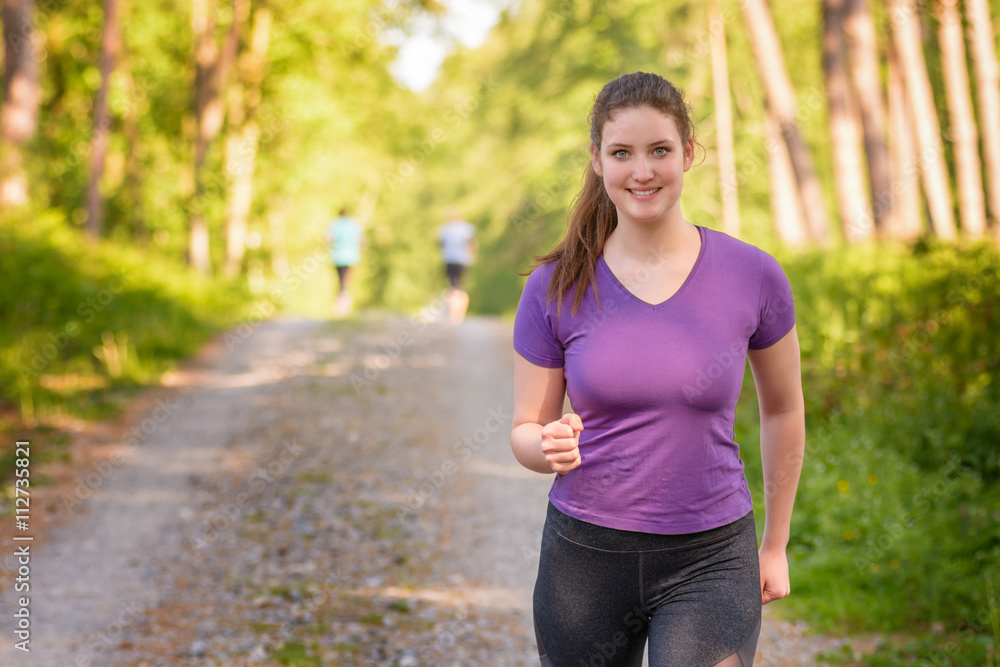 Junge weibliche Joggerin im Wald Junge weibliche Joggerin im Wald