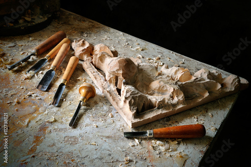 Fotografija cutting equipment in carver workshop