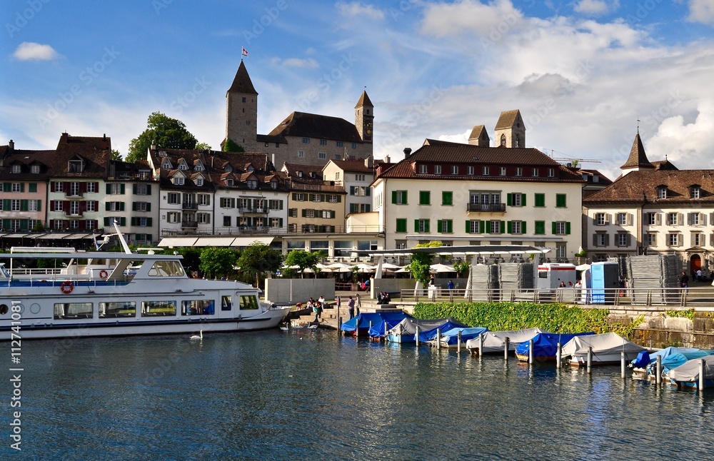 historische Stadt Rapperswil am Zürichsee im Abendlicht , mit Schloss im Kanton Zürich - St. Gallen , Schweiz