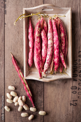 cassetta di legno con fagioli vista dall'alto
