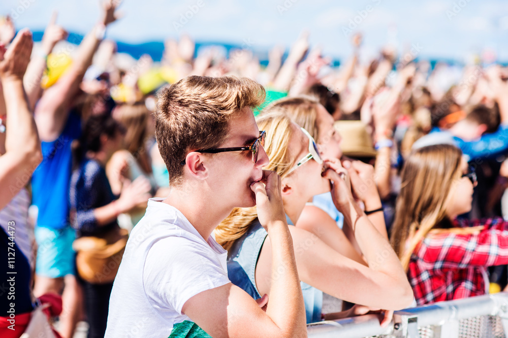 Obraz premium Teenagers at summer music festival having good time