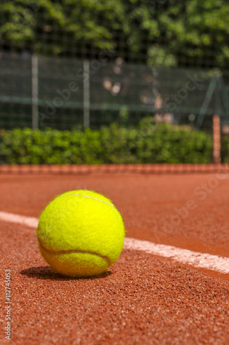 Tennis equipment on clay court © FreeProd