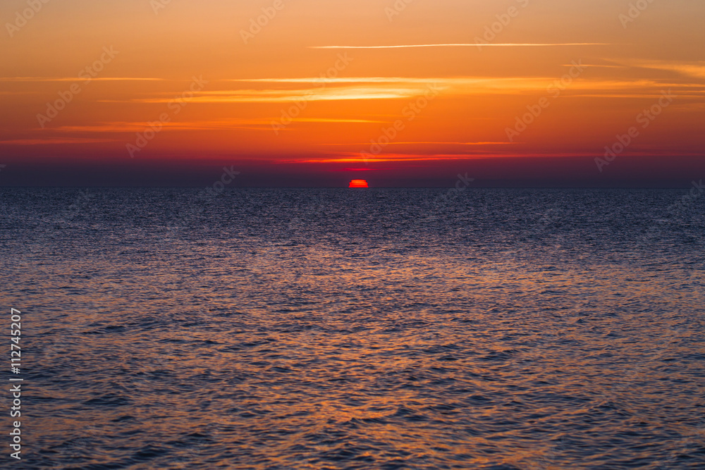 Obraz premium Beautiful colorful sunset at the sea