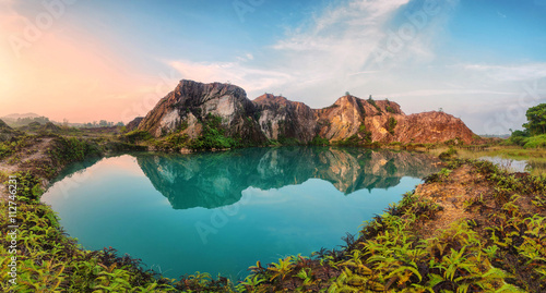 Green lake and reflection of mountain © keongdagreat