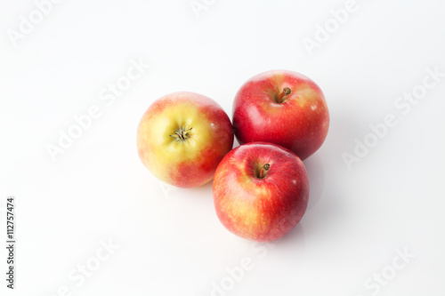 Drei rote Gala Äpfel, weisser Untergrund, Freisteller