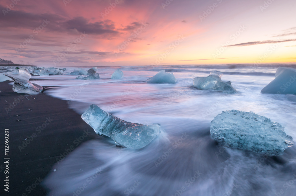 Icebergs on the black sand volcanic beach,  Vatnajokull Glacier, Iceland. - obrazy, fototapety, plakaty 