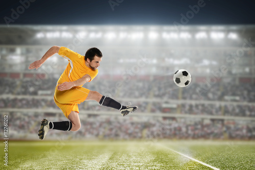 Soccer player kicking the ball © Carlos Santa Maria