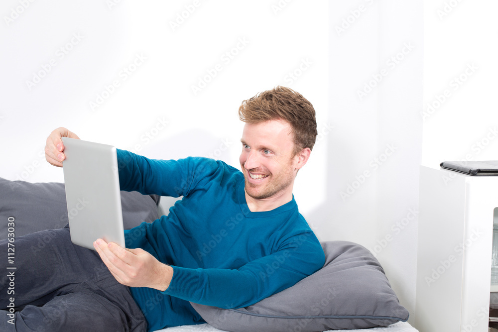 Mann, Couch, entspannt, relaxed, Freizeit, Tablet, Selfie, kommu Mann, Couch, entspannt, relaxed, Freizeit, Tablet, Selfie, kommu