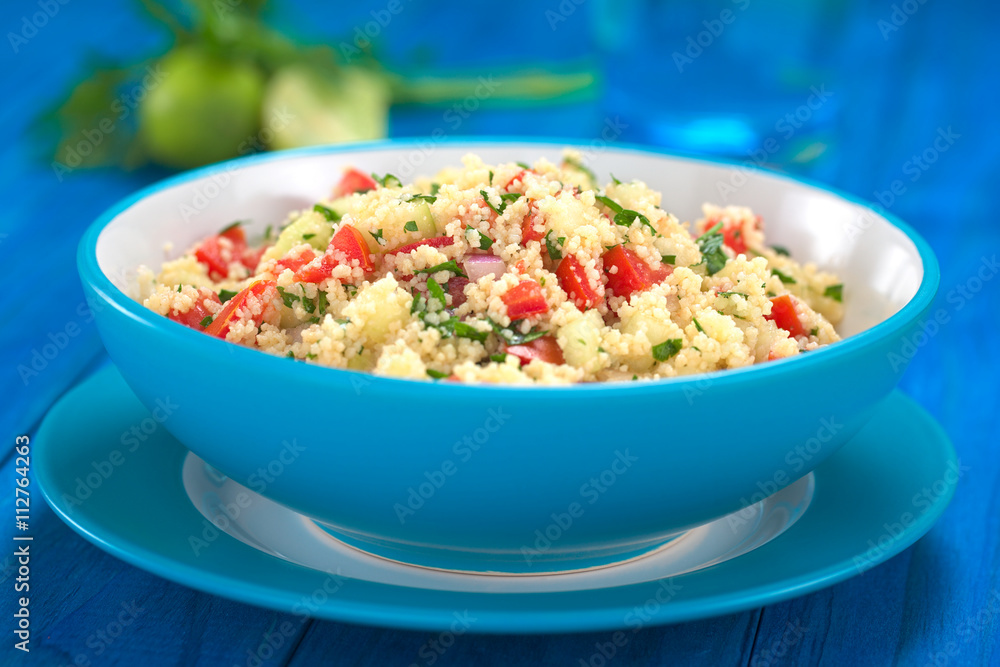 Frischer Taboule, ein arabischer vegetarischer Salat aus Couscous, Tomate, Gurke, Zwiebel, Knoblauch, Petersilie und Zitronensaft (Selektiver Fokus, Fokus ein Drittel in das Gericht) Frischer Taboule, ein arabischer vegetarischer Salat aus Couscous, Tomate, Gurke, Zwiebel, Knoblauch, Petersilie und Zitronensaft (Selektiver Fokus, Fokus ein Drittel in das Gericht)