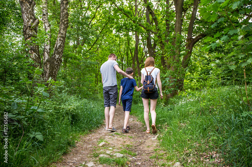 Naturverbundene Familie macht Waldspaziergang