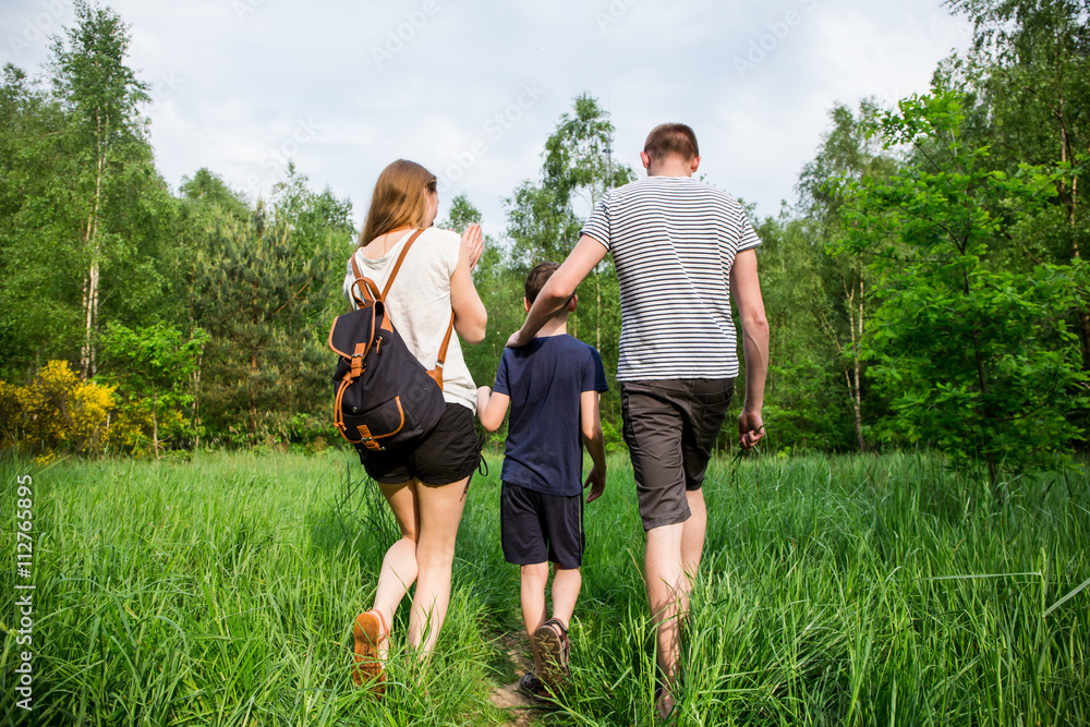 Naturverbundene Familie macht Waldspaziergang Naturverbundene Familie macht Waldspaziergang