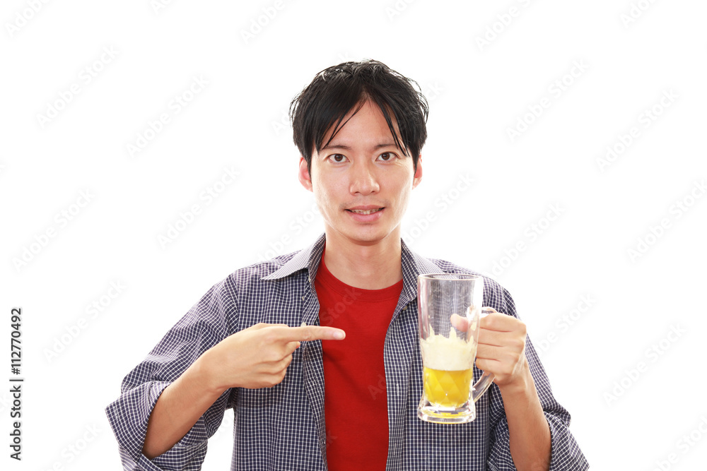 ビールを飲む男性 ビールを飲む男性