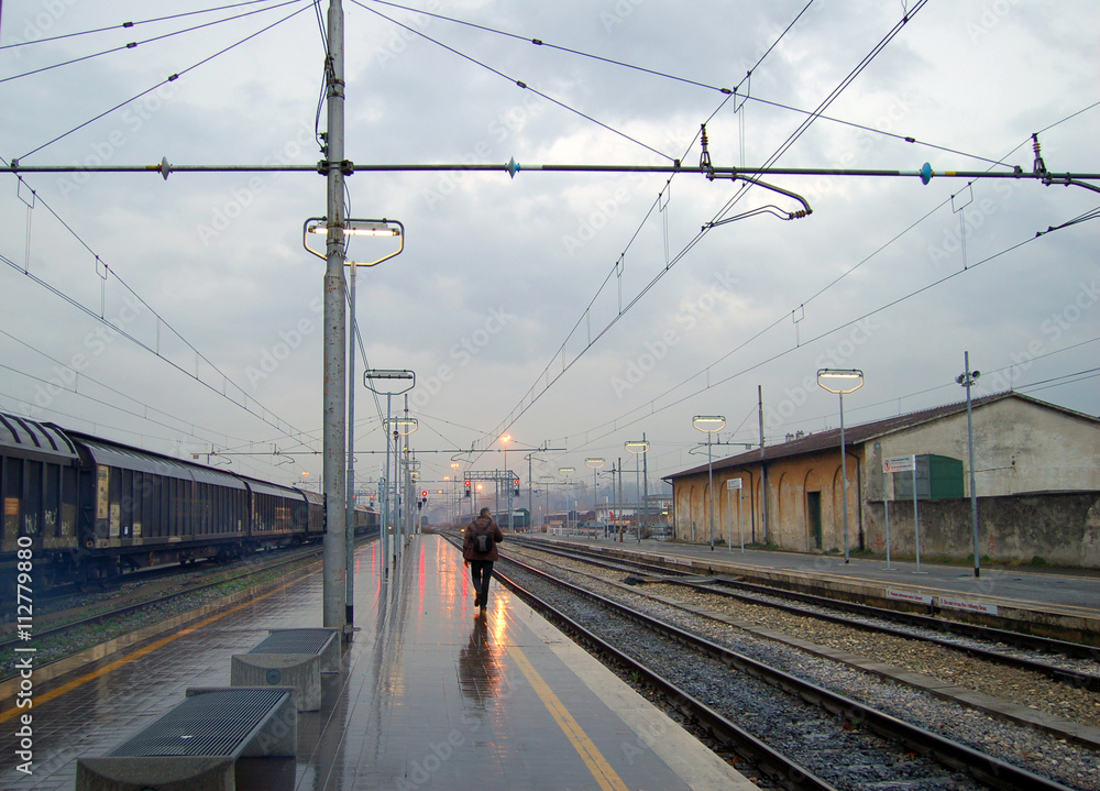 Naklejka premium uomo cammina alla stazione dei treni