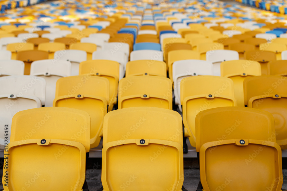 Fototapeta premium Rzędy pustych plastikowych krzesełek stadionowych