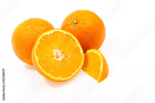 Saftige Orangen auf wei  em Hintergrund  Apfelsinen  vielseitig  erfischend und gesund  frische Zutaten f  r leckere Cocktails  S  fte und Marmeladen  Saftbar  vegane Ern  hrung