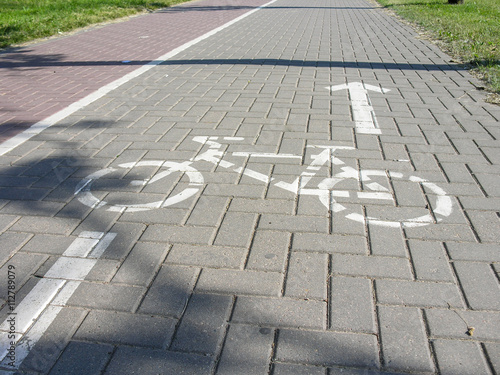 Велосипедная дорожка граничит с пешеходным тротуаром