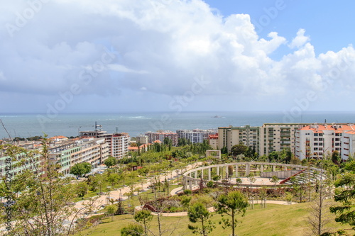 Vista do Parque dos Poetas em Oeiras com o Bugio em Fundo