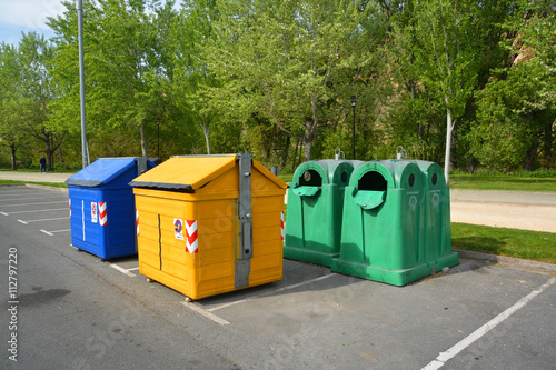 contenedores para reciclar basura © uzkiland
