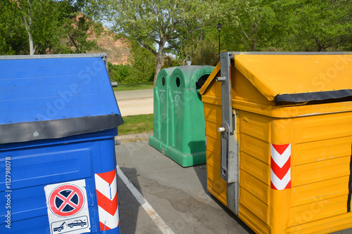 contenedores para reciclar basura © uzkiland