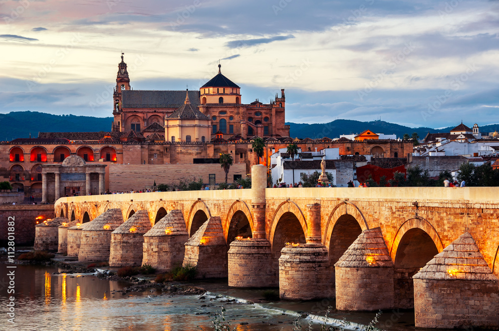 Obraz premium Roman bridge and La Mezquita at sunset in Cordoba, Spain