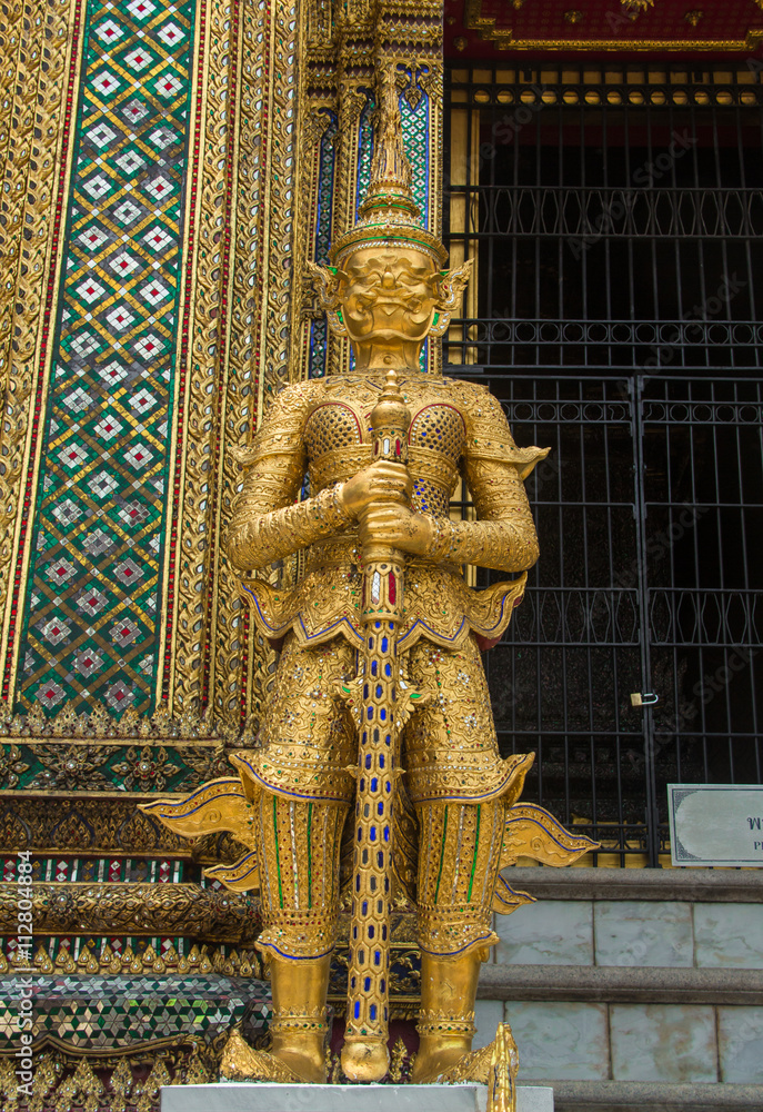 Obraz premium golden giant at grand palace bangkok.thailand