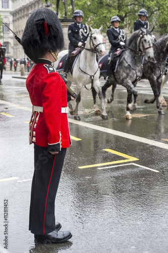 Fotografie Guard stands at attention as a horse-drawn procession carrying Queen Elizabeth I