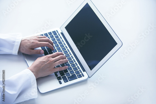 パソコンで作業する女性医師の手元