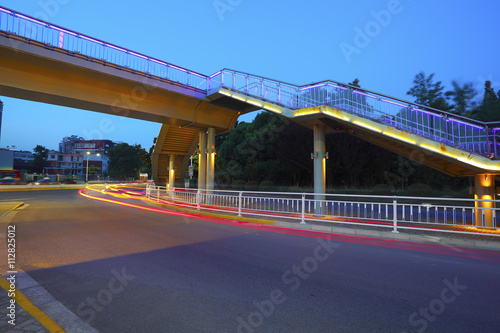 Valokuva Urban footbridge and road intersection of night scene