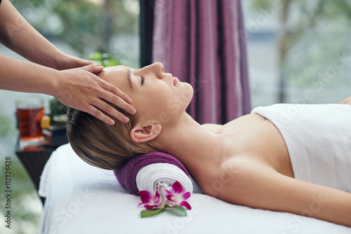 Canvas Print Chinese pretty woman receiving head massage in salon