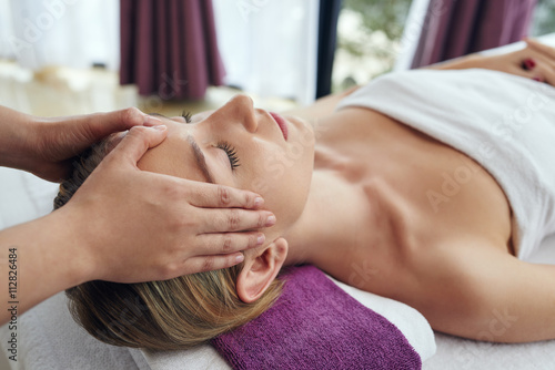 Valokuva Woman having face lifting procedure in salon